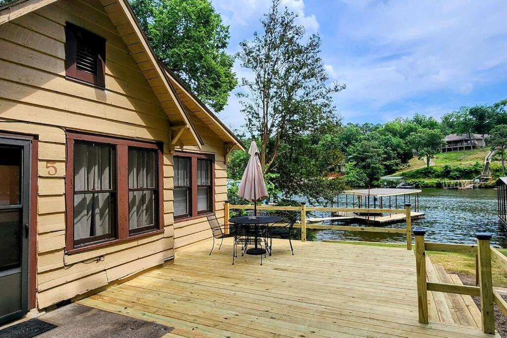 #05 - Lakefront Two Bedroom Cottage- Pet Friendly Hot Springs Kültér fotó