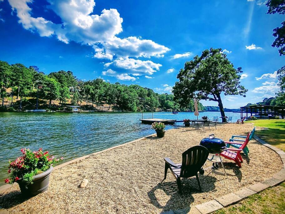 #05 - Lakefront Two Bedroom Cottage- Pet Friendly Hot Springs Kültér fotó