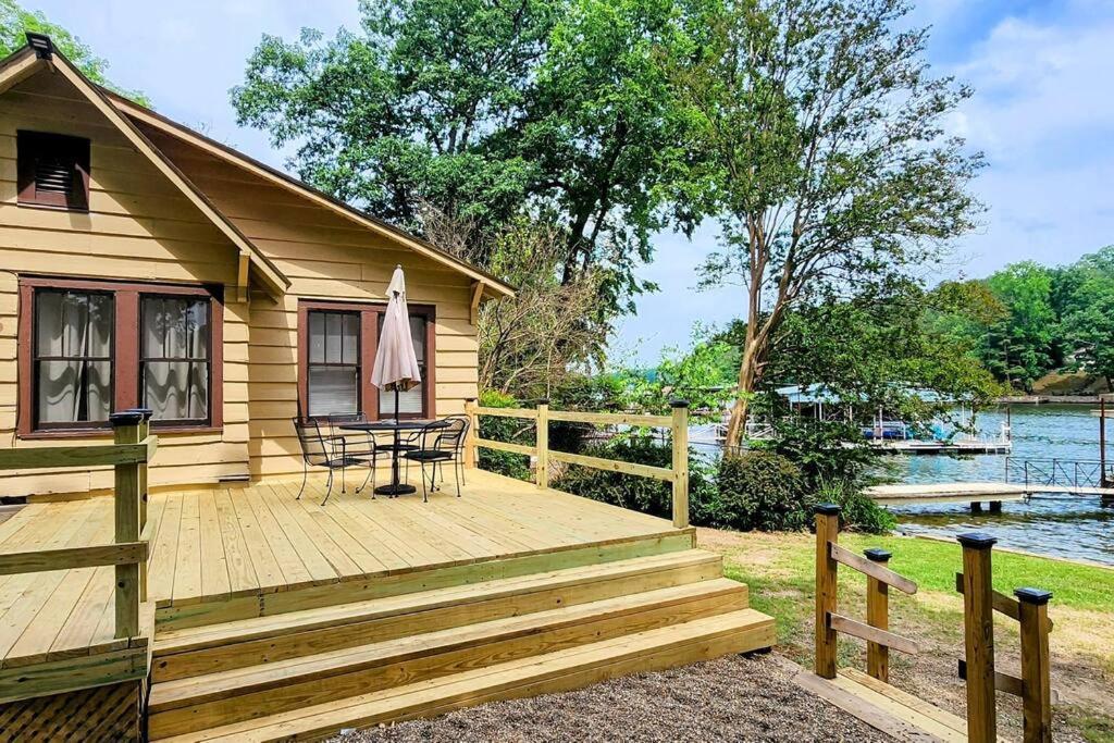 #05 - Lakefront Two Bedroom Cottage- Pet Friendly Hot Springs Kültér fotó