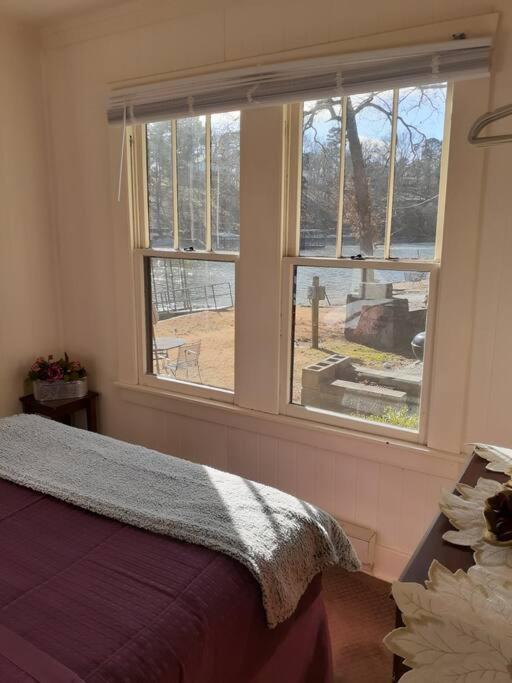 #05 - Lakefront Two Bedroom Cottage- Pet Friendly Hot Springs Kültér fotó