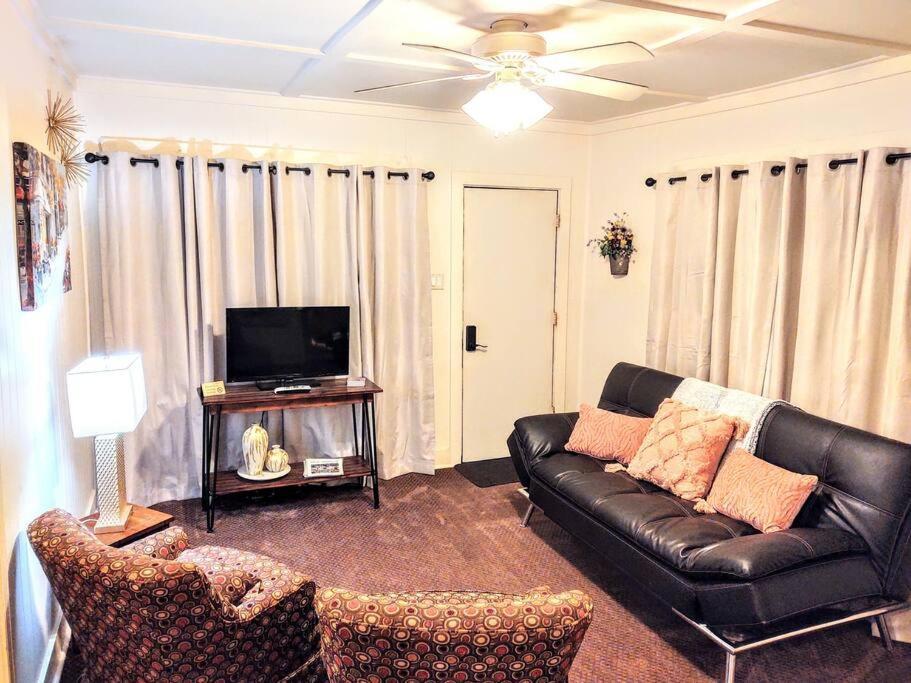 #05 - Lakefront Two Bedroom Cottage- Pet Friendly Hot Springs Kültér fotó