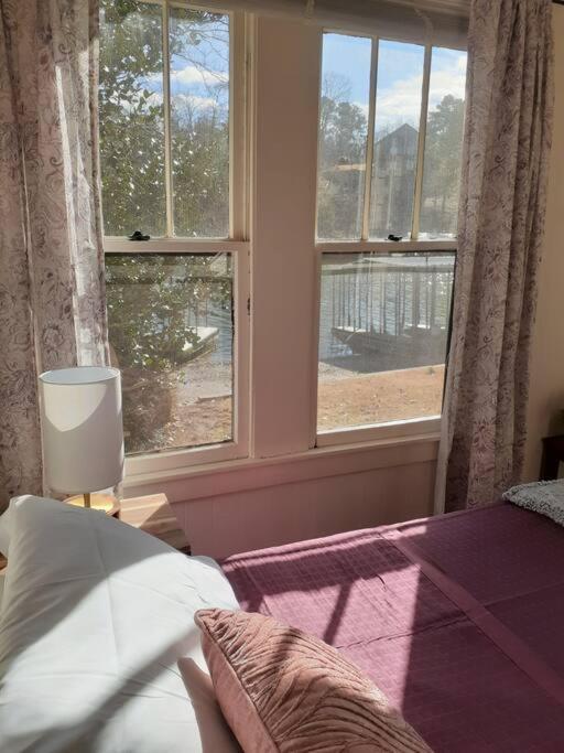 #05 - Lakefront Two Bedroom Cottage- Pet Friendly Hot Springs Kültér fotó