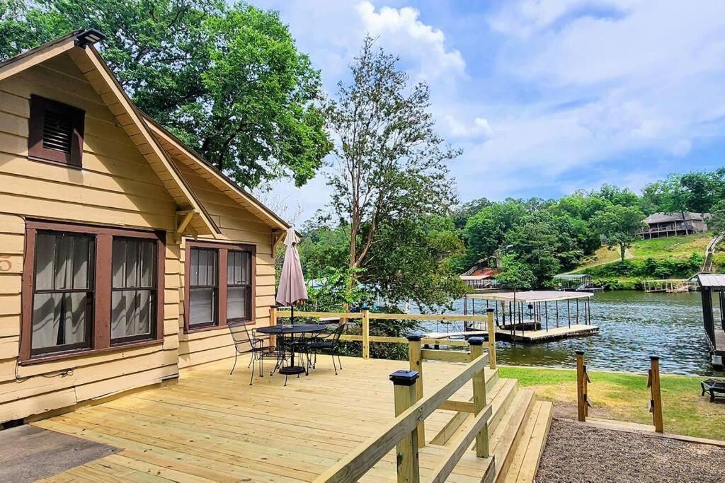 #05 - Lakefront Two Bedroom Cottage- Pet Friendly Hot Springs Kültér fotó